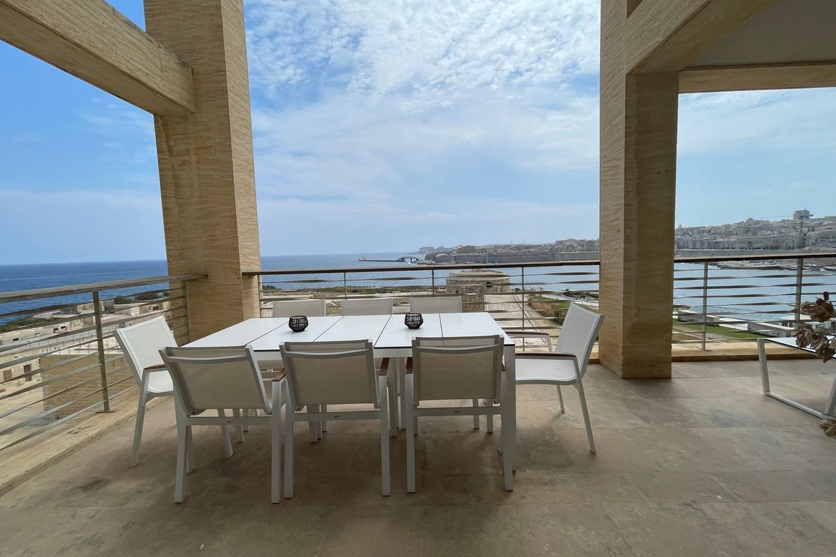 Cozy 2 Bedroom Apartment In Slima Tigne Point Sliema, Malta