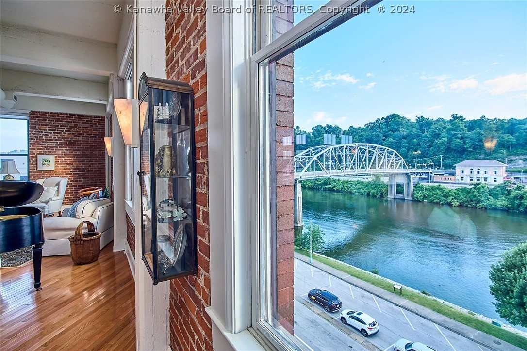 1. 816 Kanawha Boulevard