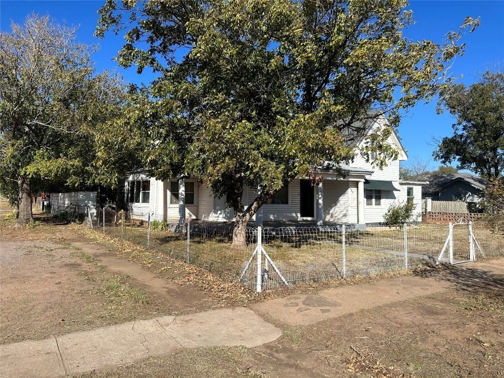 2. 202 E Lamar Street