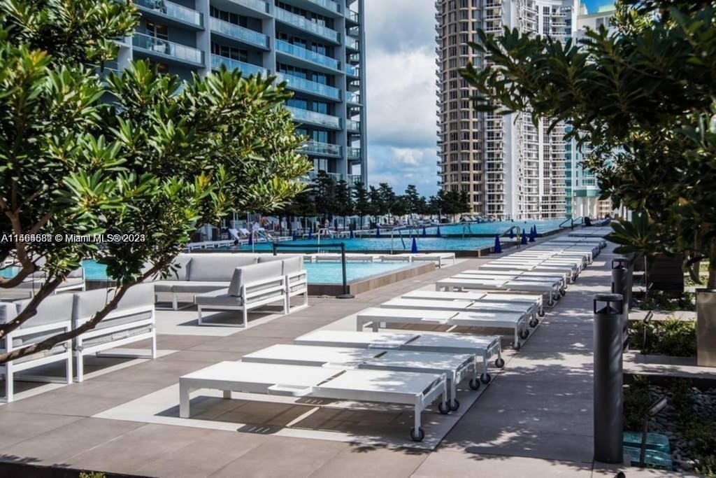 2. 475 Brickell Av