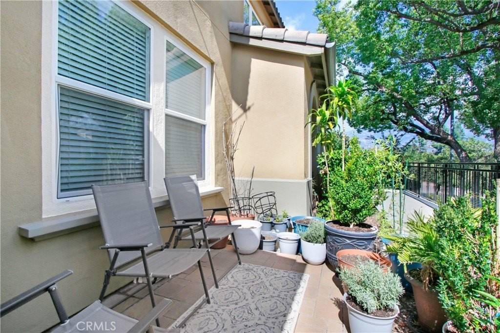 3. 281 N Mar Vista Avenue