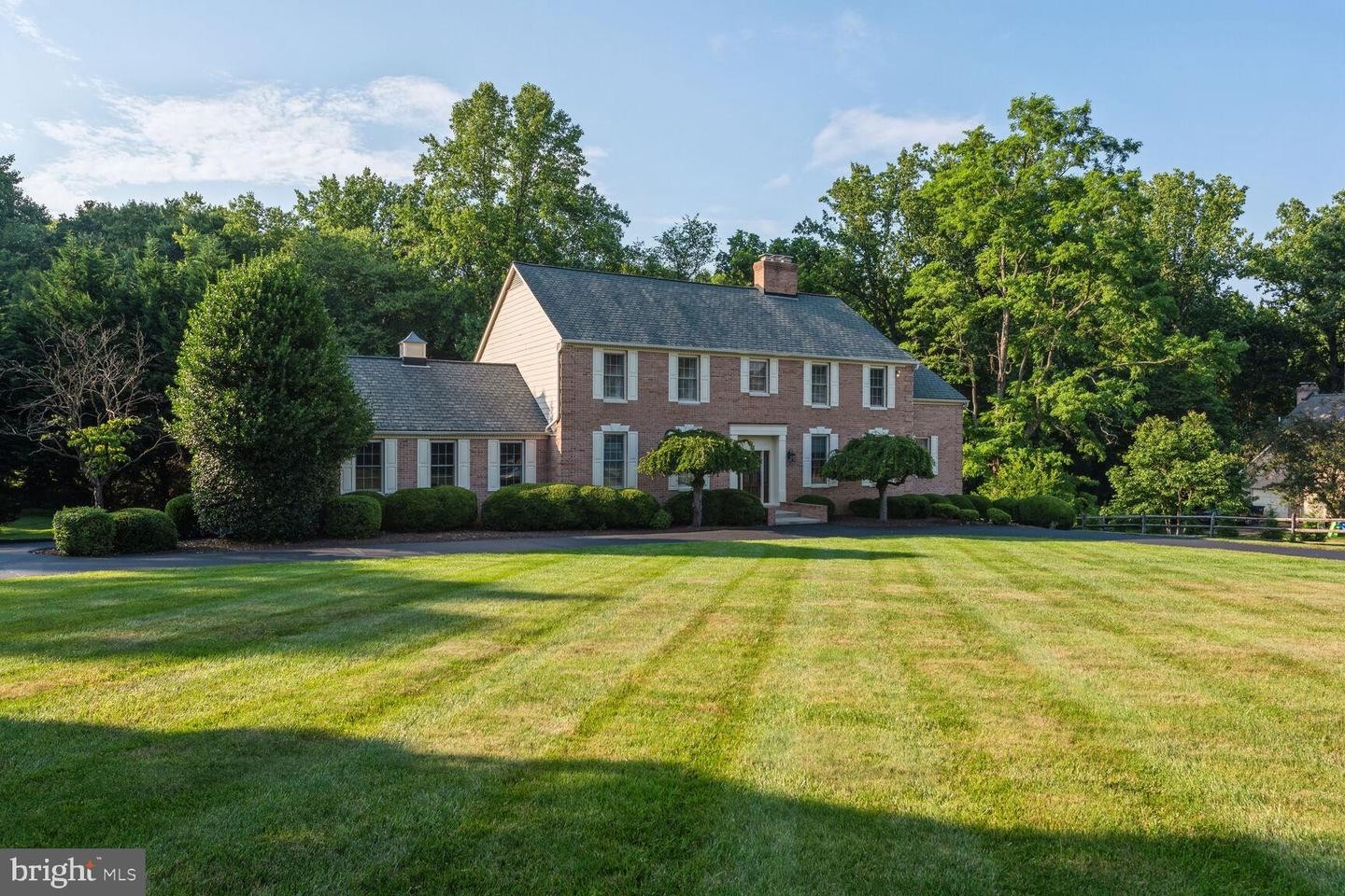 2. 806 Lake Windermere Ct