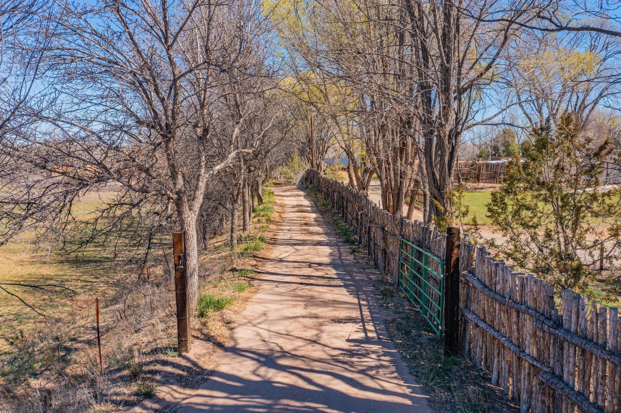 1. 33 El Callejoncito Road