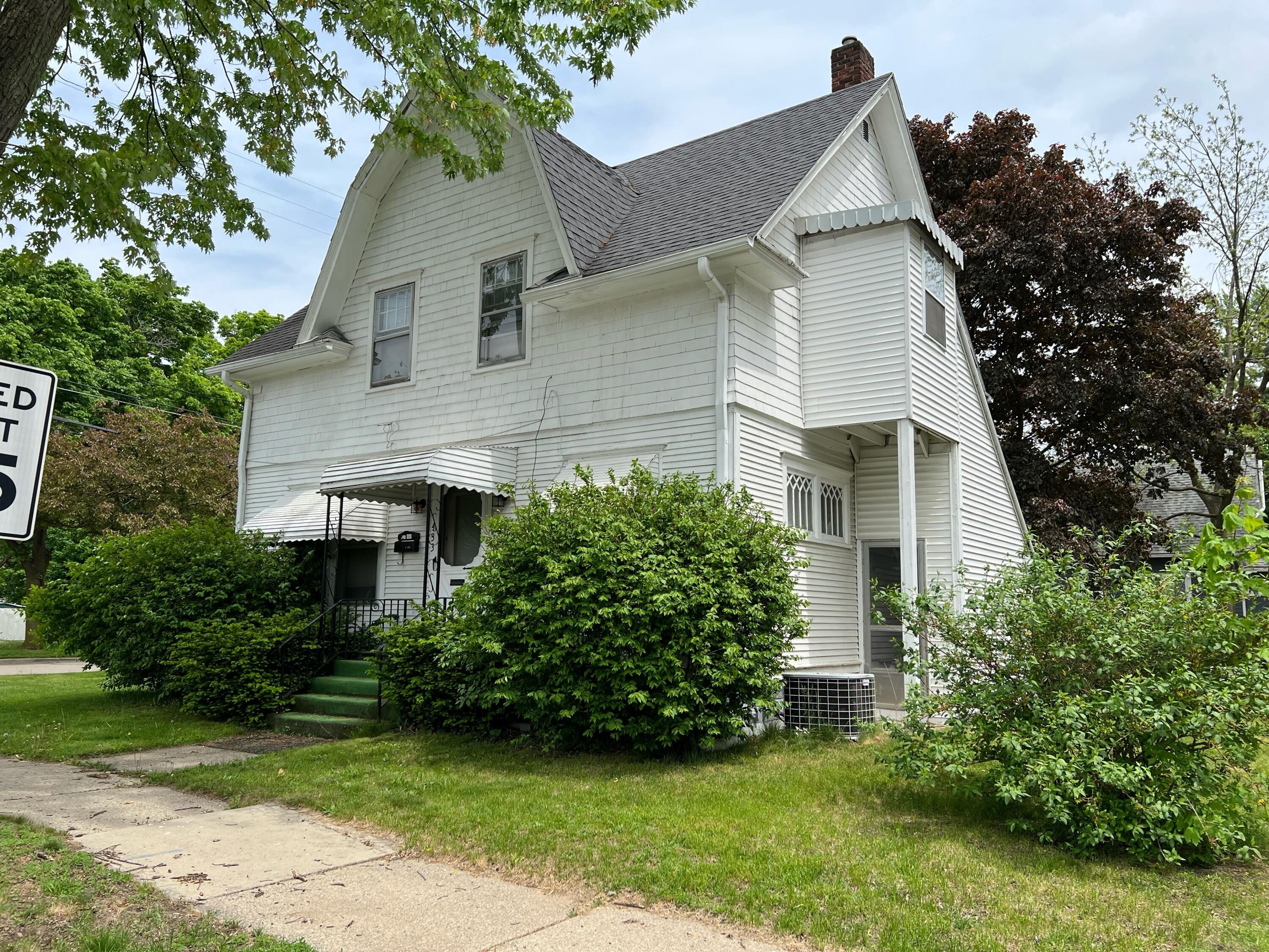 1. 433 N Elm Avenue