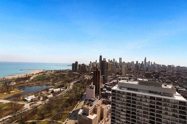 18. 2020 N Lincoln Park West Avenue