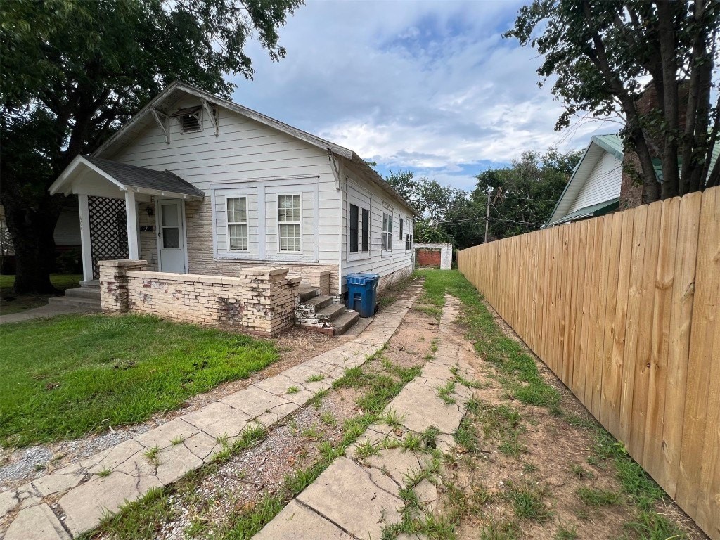 1. 405 E Comanche Avenue