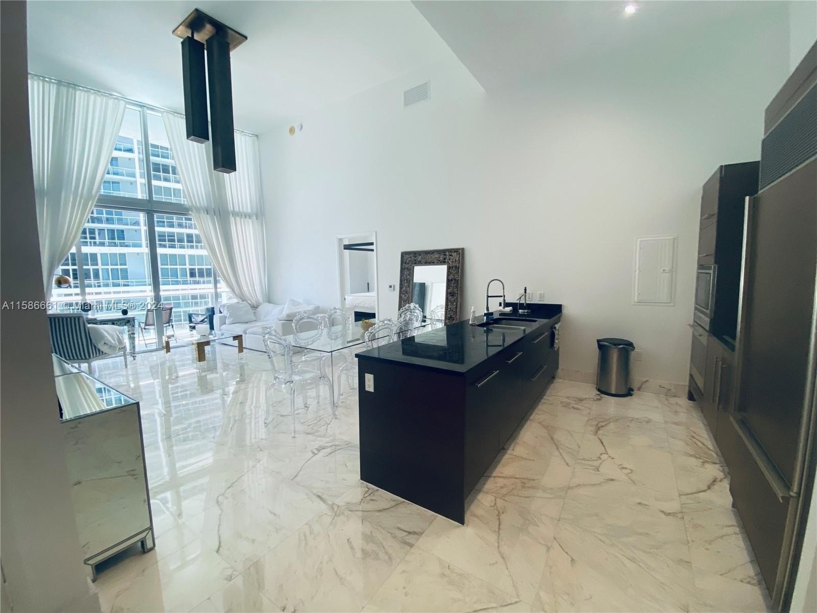 1. 475 Brickell Ave