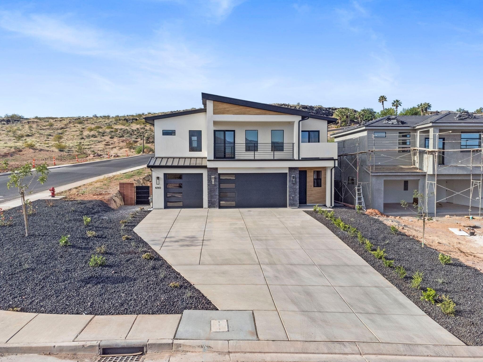 2. 682 E Desert Cactus Dr