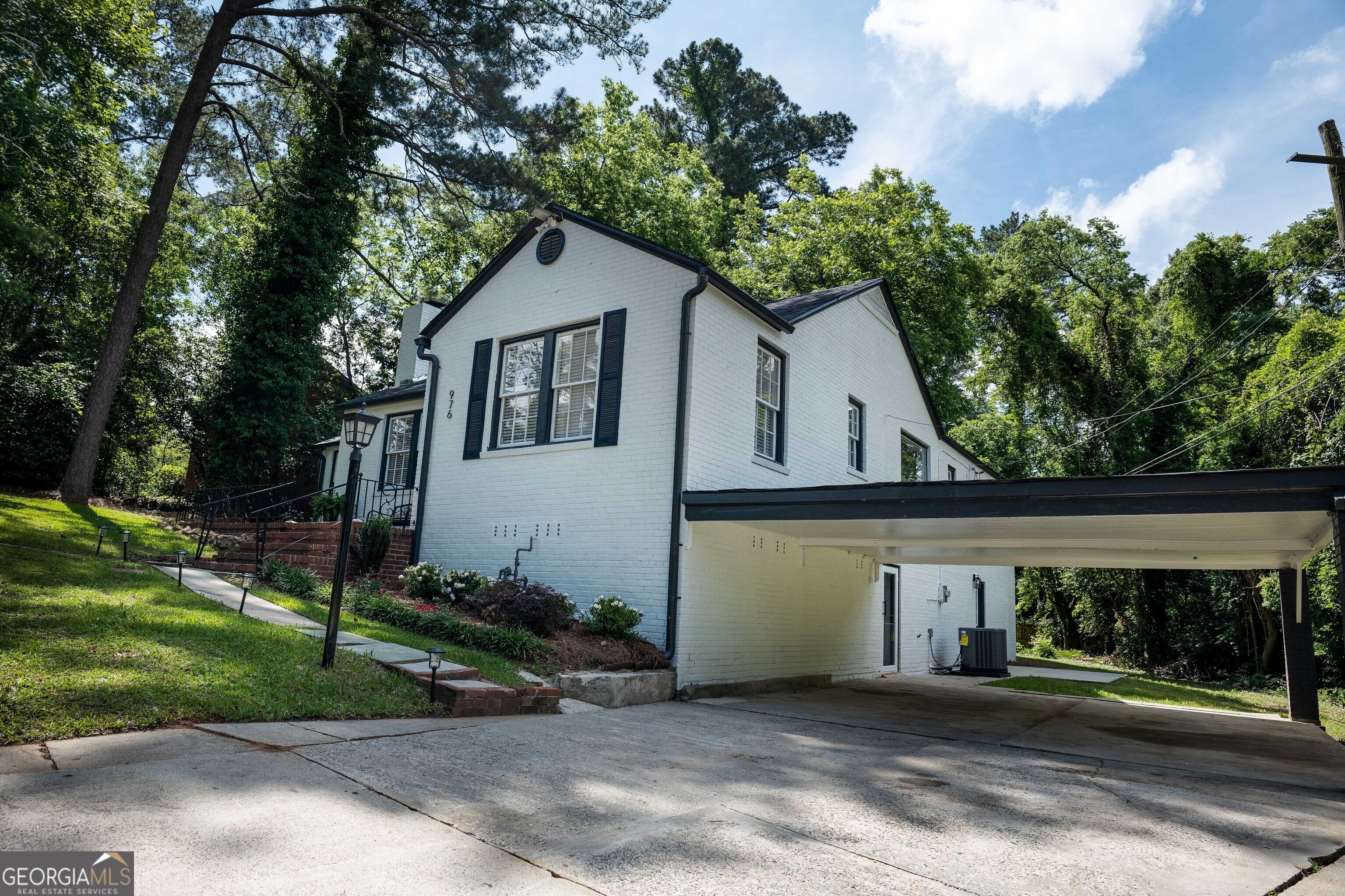 3. 976 Glenridge Drive