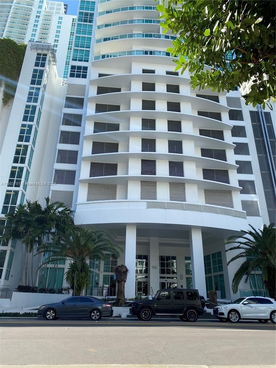 13. 950 Brickell Bay Dr