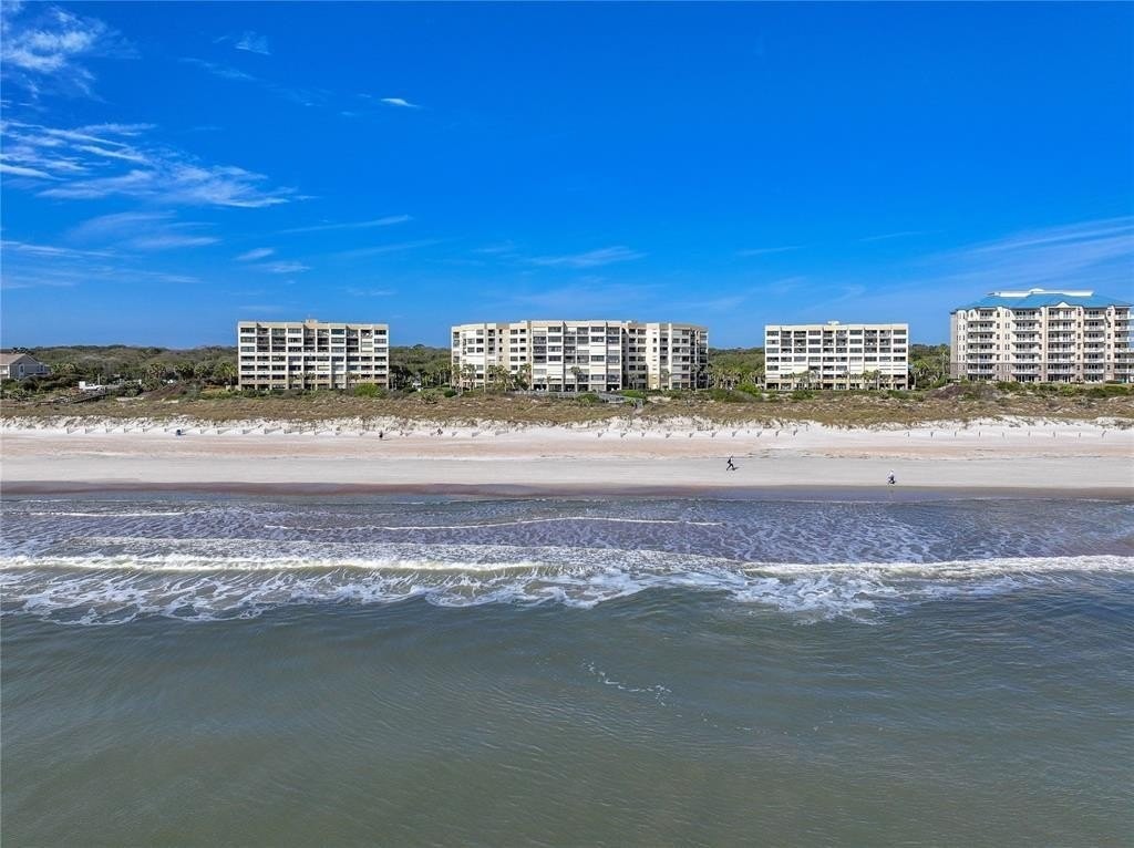 48. 4800 Amelia Island Parkway