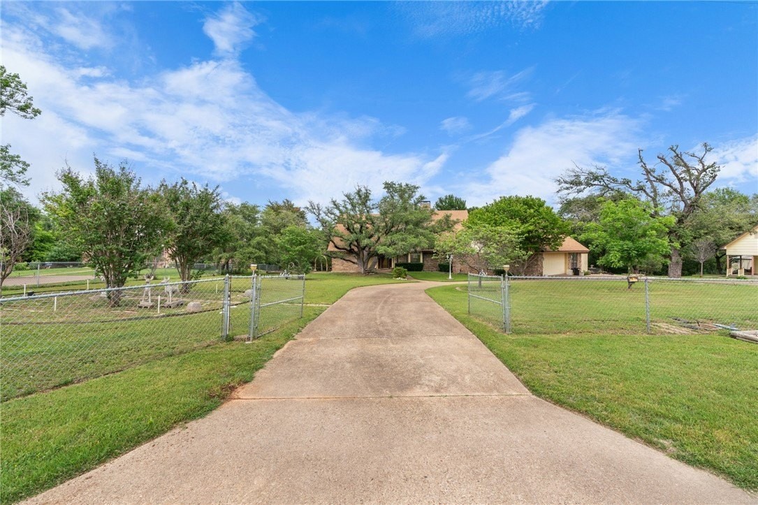 2. 1911 Mclennan Crossing Road