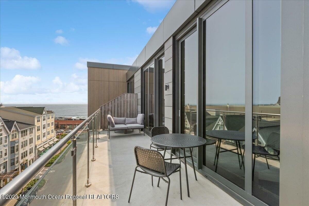 15. 20 Melrose Terrace Penthouse