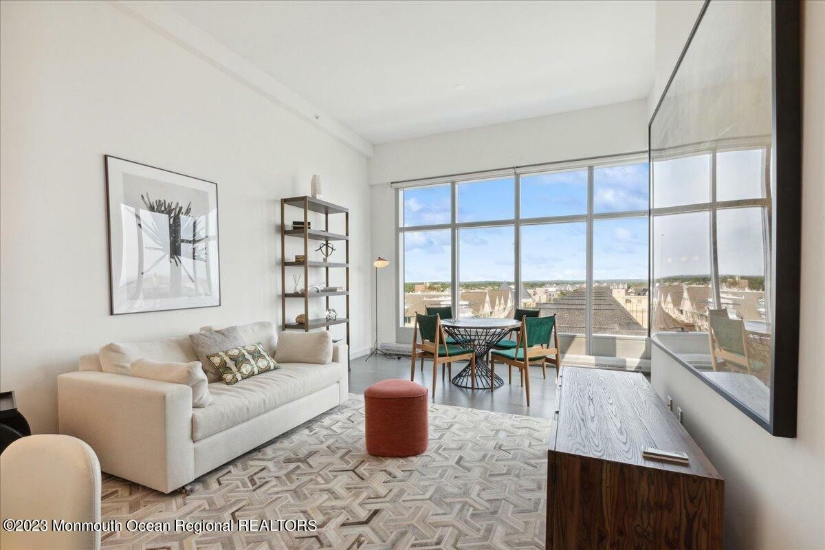 11. 20 Melrose Terrace Penthouse