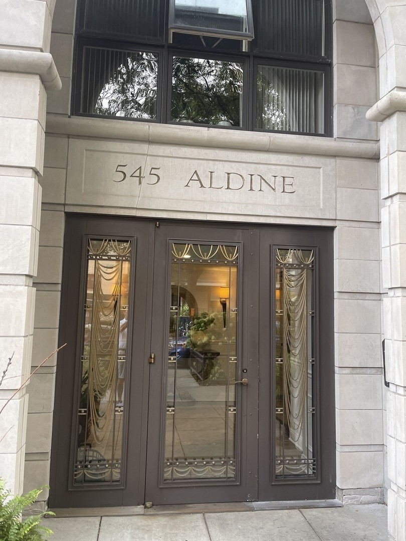 4. 545 W Aldine Avenue