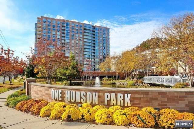 1. 1028 Hudson Park