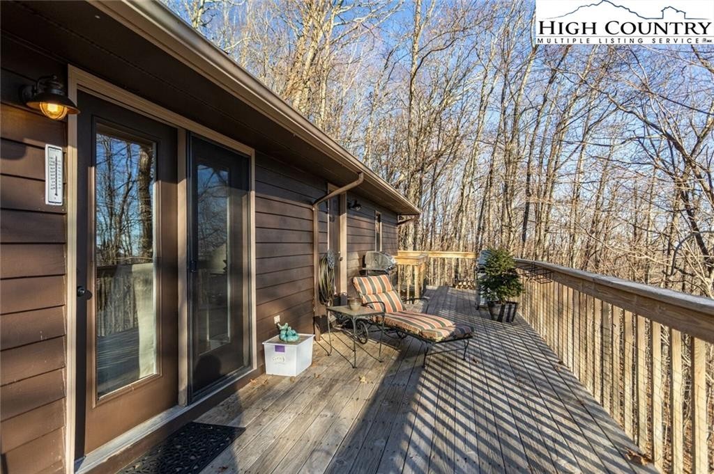 4. 925 Thorncliff Drive