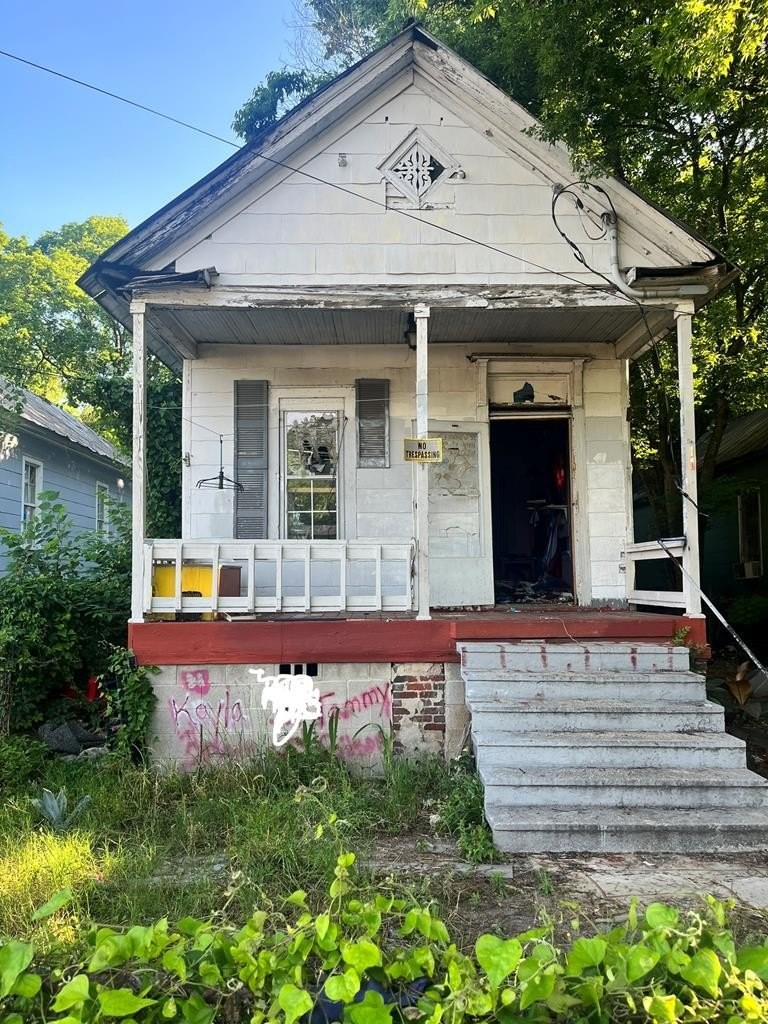 1. 1004 N Railroad Street