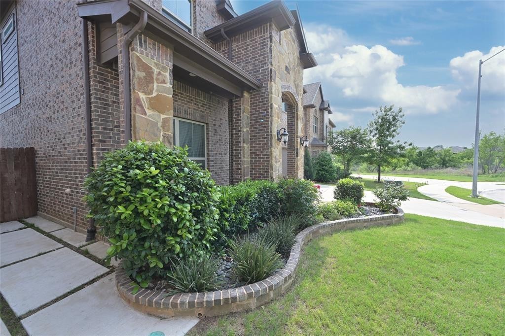 2. 2608 White Cliff Court