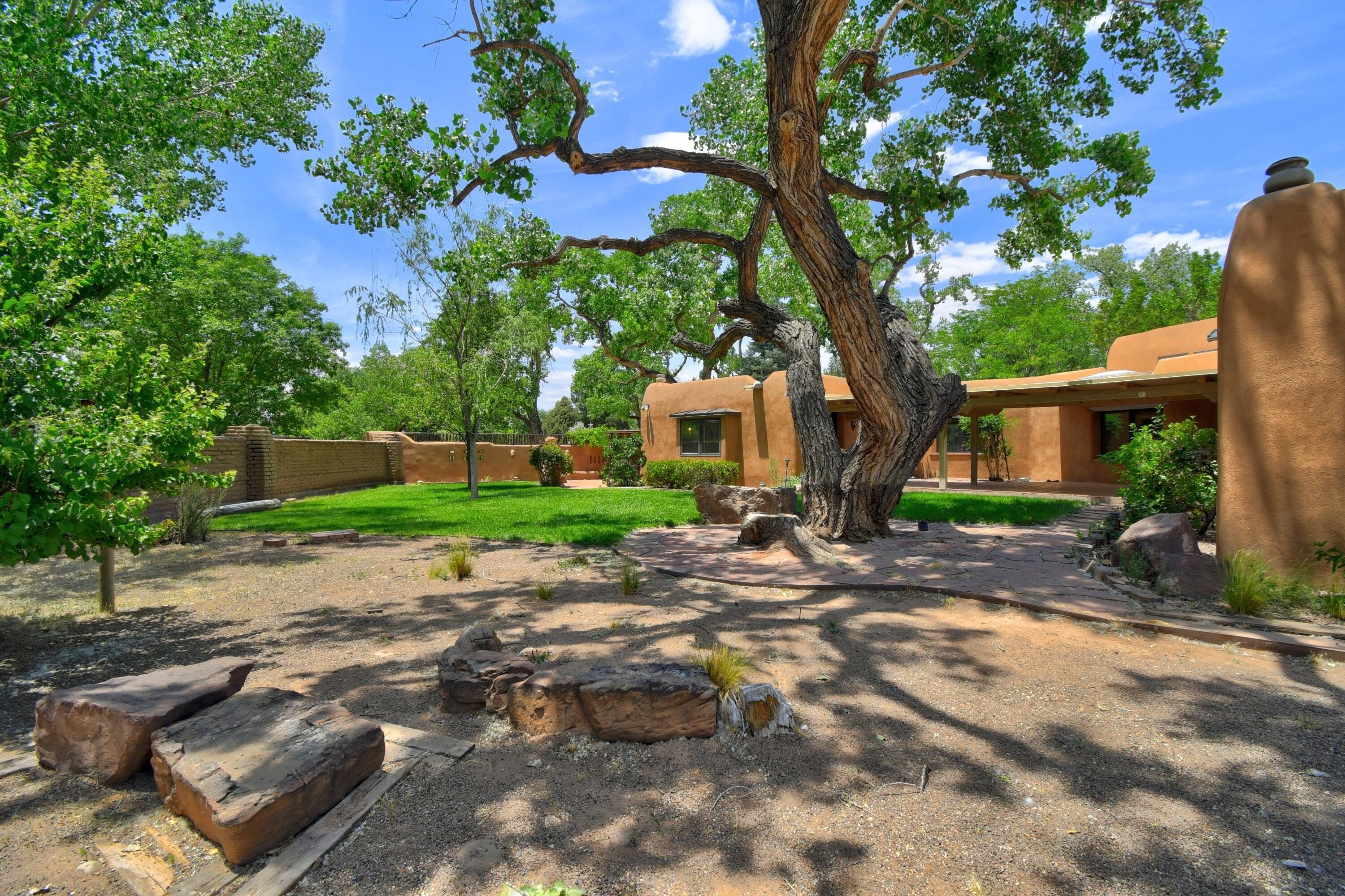 27. 1002 Acequia Trail NW