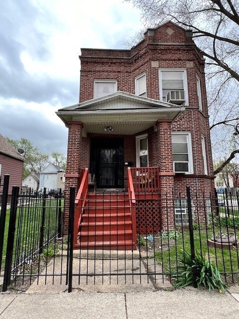 1. 4957 W Erie Street