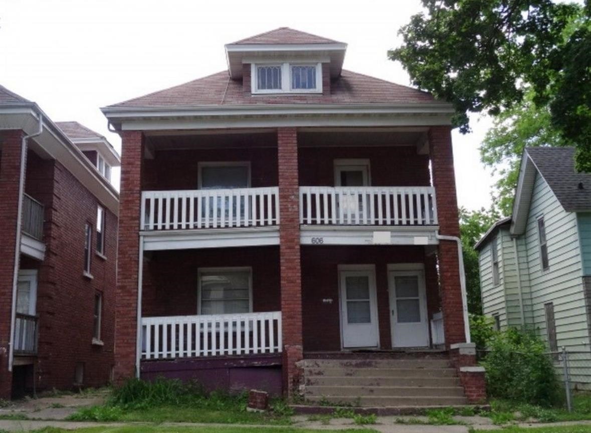 2. 606 Woodlawn