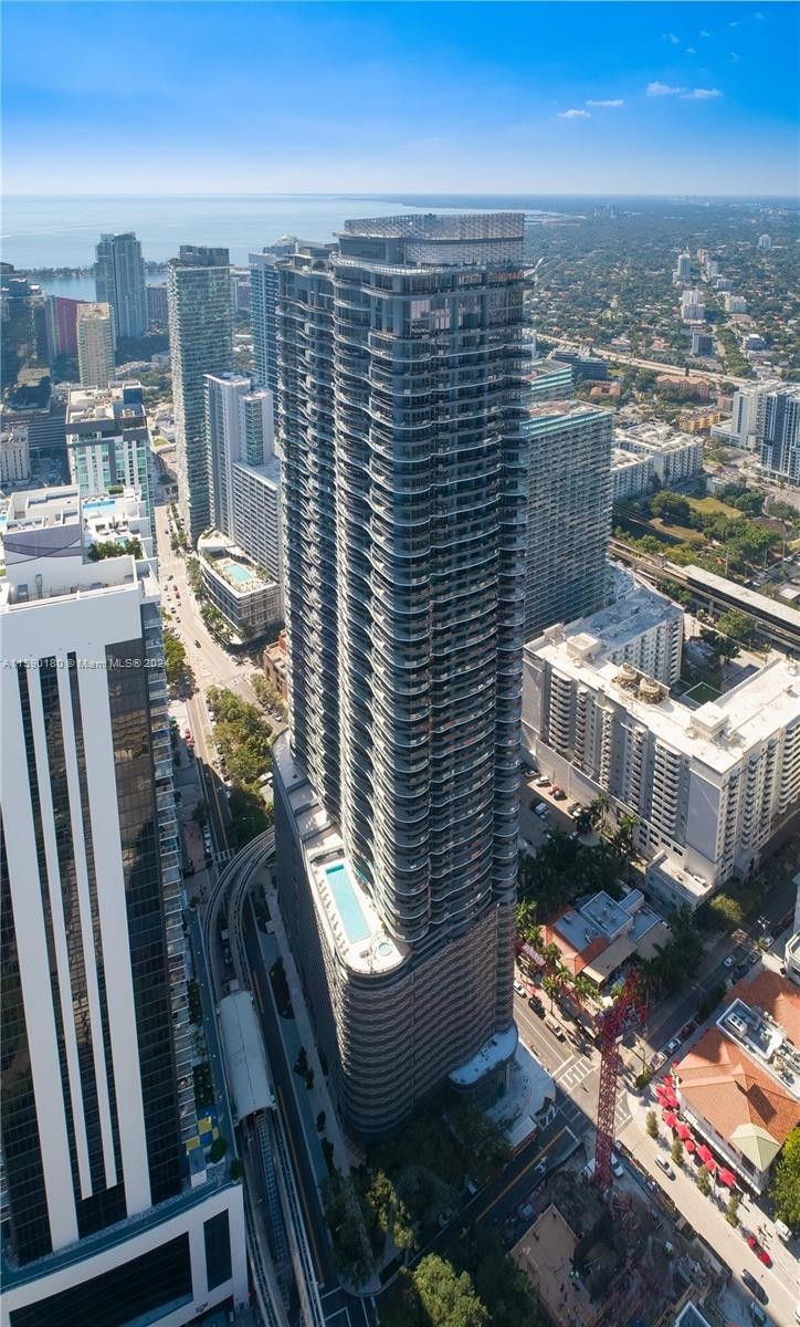 33. 1000 Brickell Plz