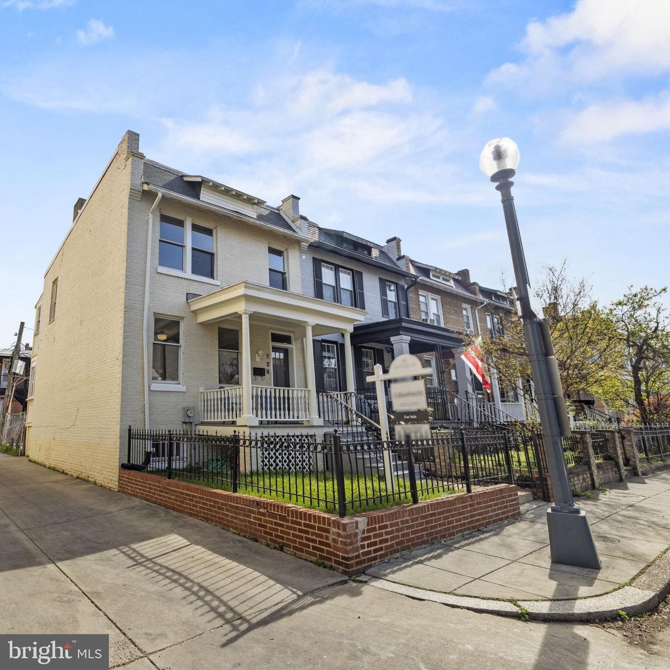 27. 728 Newton Place NW