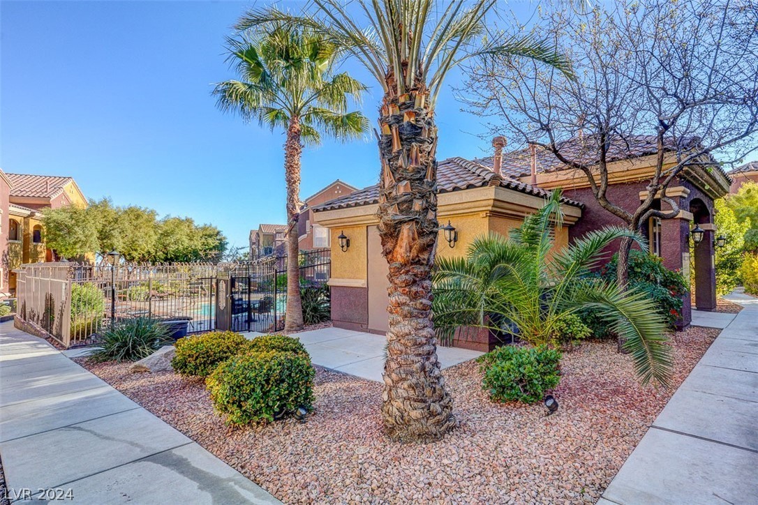 29. 3975 N Hualapai Way