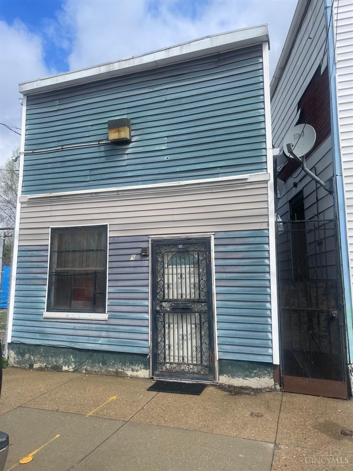 1. 504 Liberty Street E