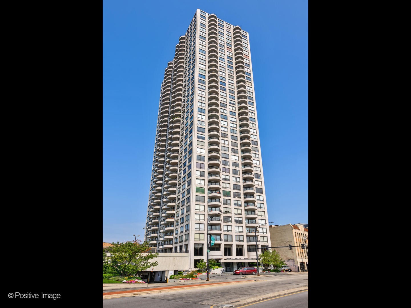 1. 2020 N Lincoln Park West