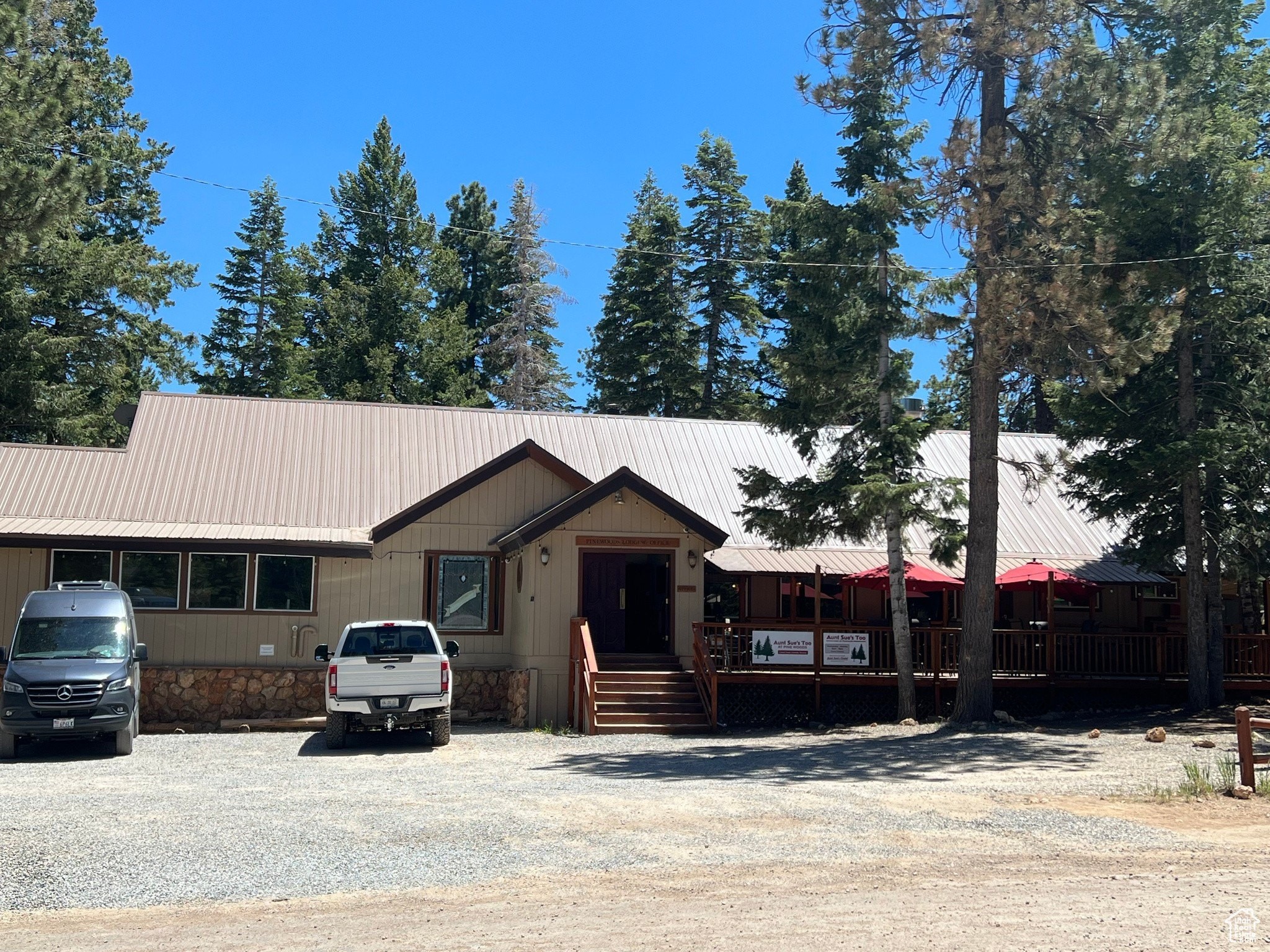 16. 1525 E Duck Creek Ridge Dd