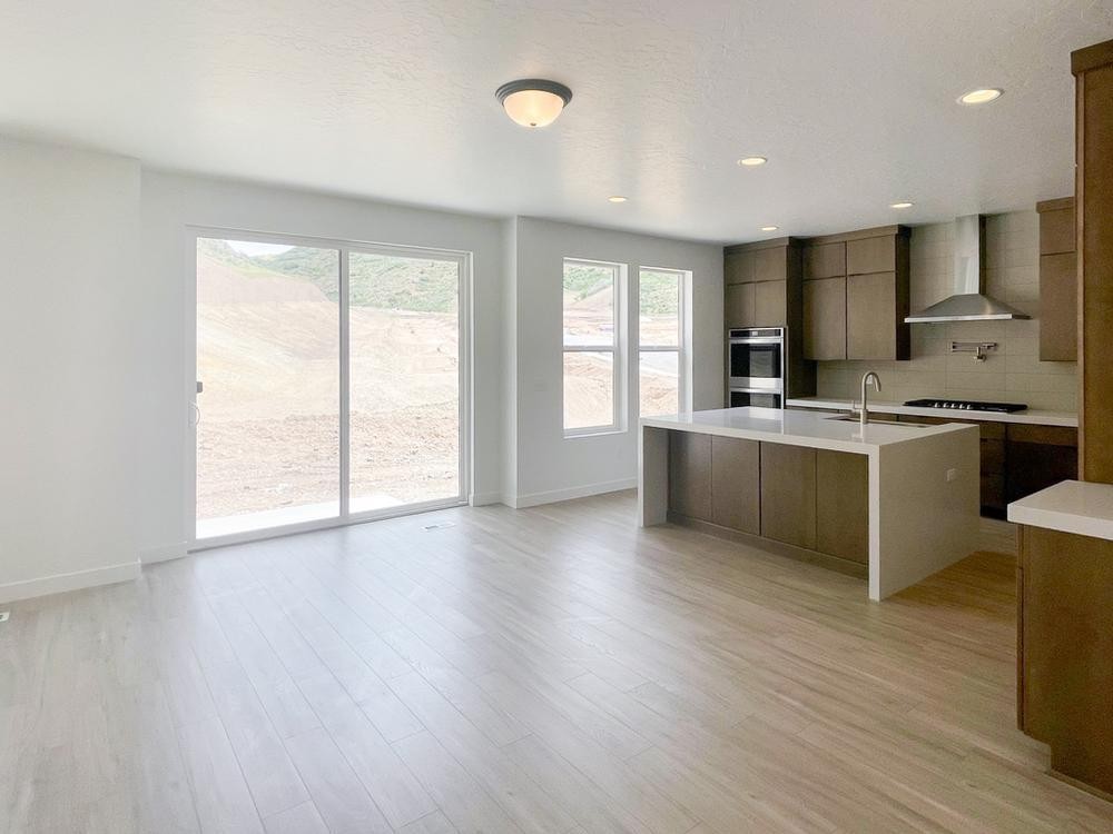 15. 6135 N Fox Canyon #309