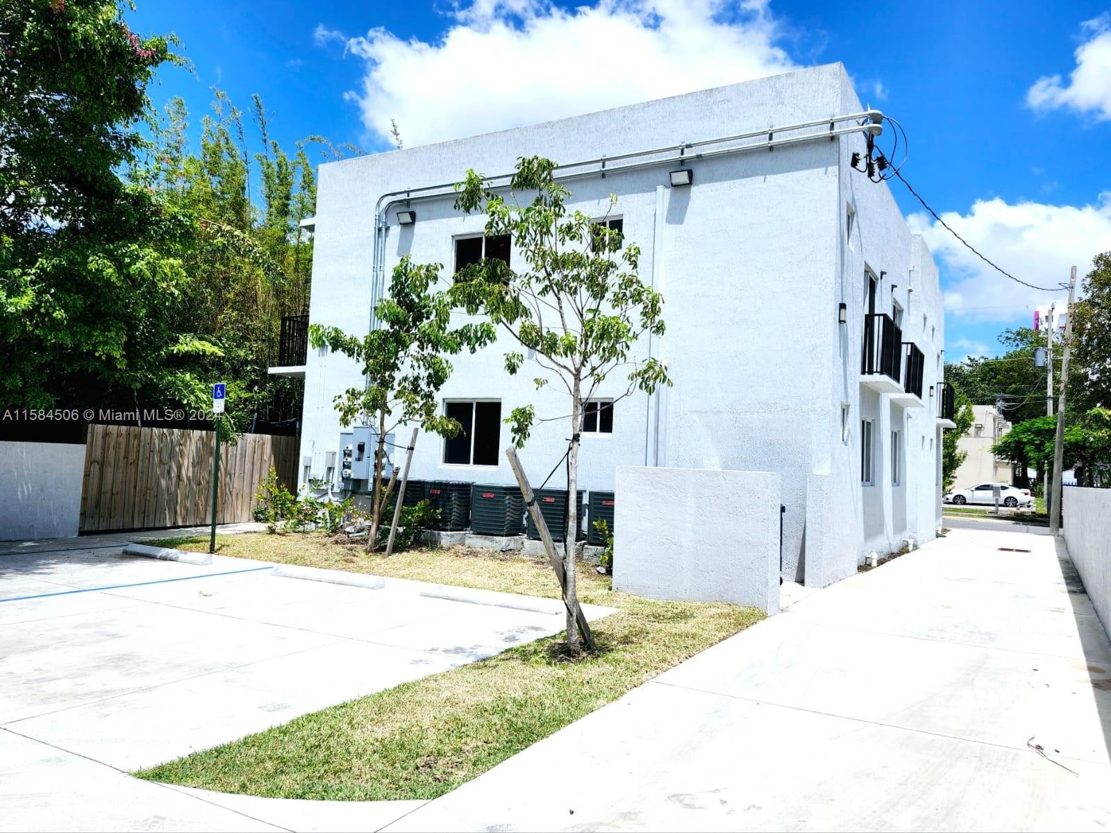 18. 580 NW 34th St