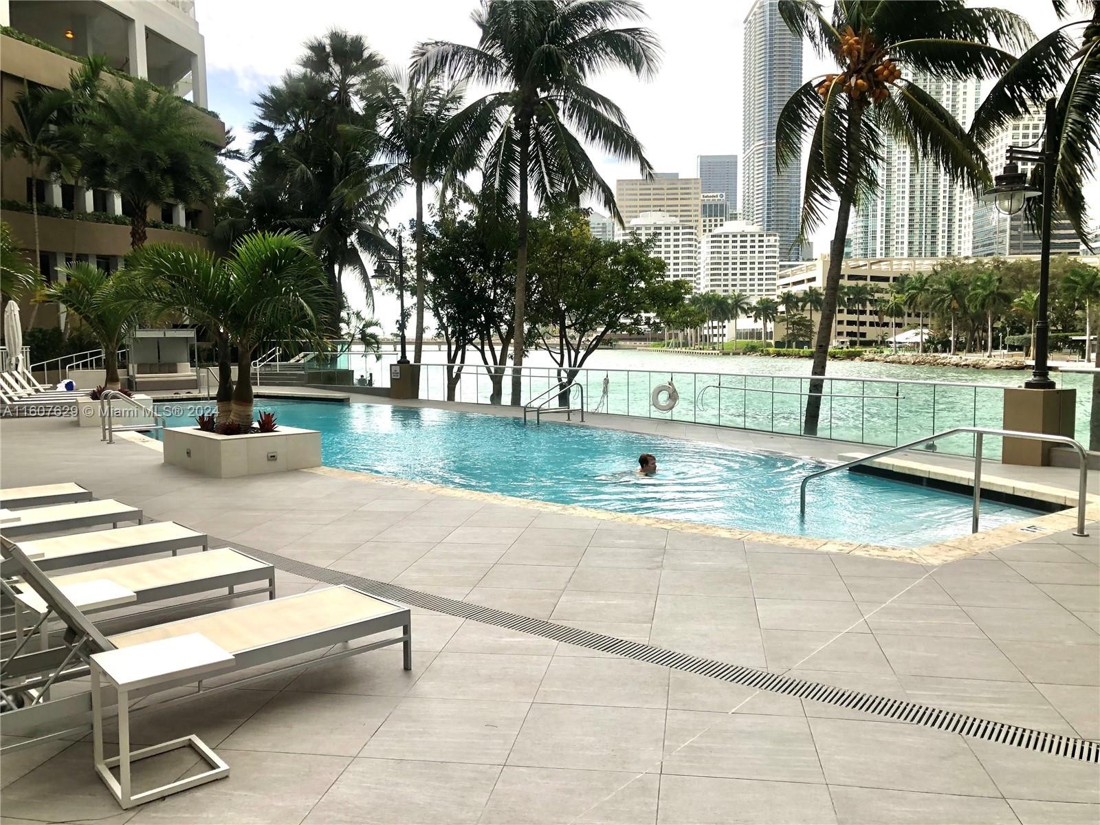 25. 901 Brickell Key Blvd