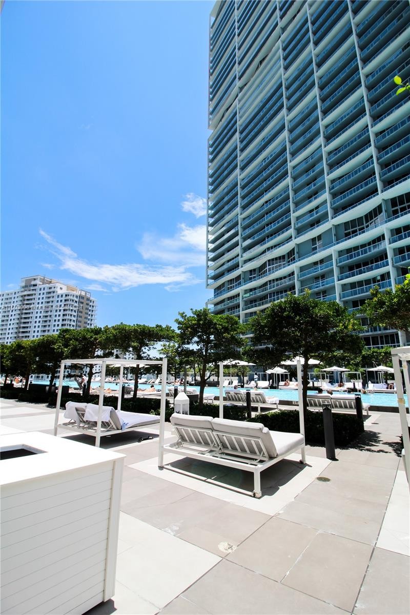 33. 465 Brickell Ave