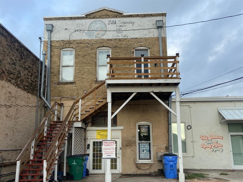 1. 1009 Main St