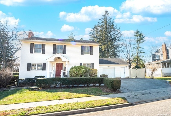 Farmingdale, NY Luxury Real Estate - Homes for Sale