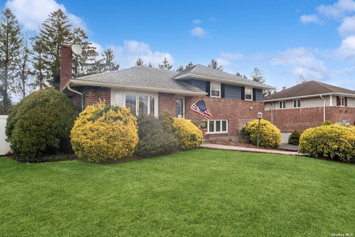 Farmingdale, NY Luxury Real Estate - Homes for Sale