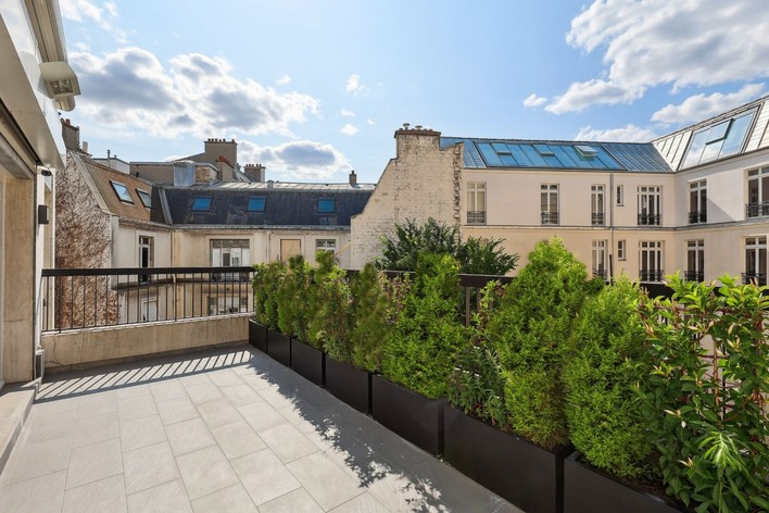 Paris VIIIe - Avenue Montaigne : a Luxury Residence/Apartment for