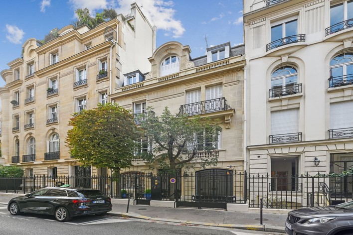 Luxury apartment rentals in Paris, French Country side, London & Italy
