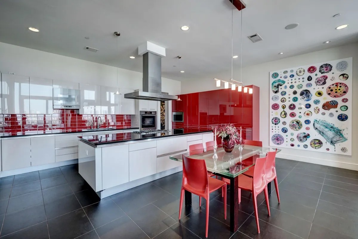 Cooking with Color: 5 Homes with Colorful Kitchen Cabinetry - Sotheby´s  International Realty