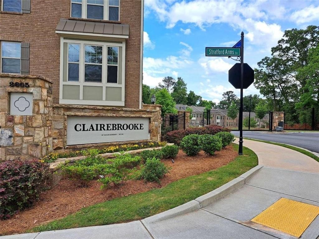 2. 2556 Clairebrooke Bend