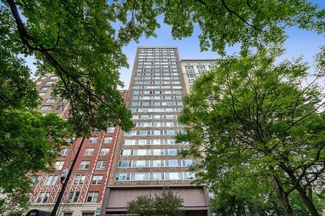 1. 2144 N Lincoln Park West